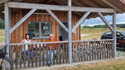 Bild: Thomas Dobler
Der Kiosk am Forsterweiher wird derzeit von Günter Troidl (rechts) und Tanja Nageler (links) hergerichtet, hier bei einer Arbeitspause am Mittag.