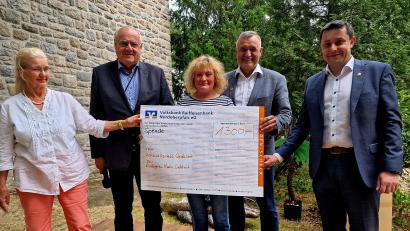 Bild: R. Kreuzer
Kindergartenleiterin Claudia Romeis (Mitte) nimmt den Spendenscheck des Vereinskartells Weiden-West entgegen, mit dabei Luise Amschl (von links), Lothar Höher, Hans-Jürgen Gmeiner und Stephan Gollwitzer.
