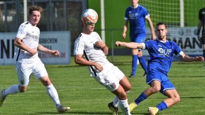 Archivbild: G. Büttner
David Bezdicka (rechts) bleibt der SpVgg SV Weiden für zwei weitere Spielzeiten erhalten. Der tschechische Offensivspieler unterschieb wie sein Landsmann Martin Ruda einen Zweijahresvertrag.
