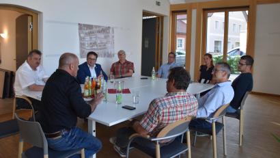 Bild: Stadt Schönsee/exb
Bürgermeister Reinhard Kreuzer (links) und die Freien Wähler suchten das Gespräch mit MdL Tobias Gotthardt (Zweiter von links).