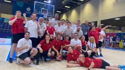 Bild: Laurent Oettershagen
Dirk Nowitzki (Mitte hinten) traf die Basketballer von der Amberger Lebenshilfe (rote Trikots) bei den Special Olympics in Berlin. Trainer Engelbert Weidel (hinten Dritter von links) coacht dort die Oberpfälzer Basketballer,