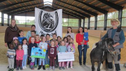 Bild: Martin Busch/exb
Die Tigergruppe der Kemnather Kindertagesstätte war auf dem Martinshof zu Besuch und nahm von dort auch eine Spende mit.