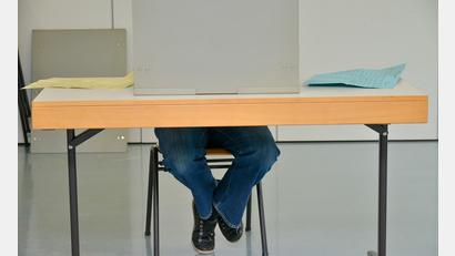 Archivbild: Petra Hartl
So hätte die Wahlhandlung aussehen müssen, damit die Abstimmung gültig gewesen wäre: Jeder Gemeinderat benutzt beim Ausfüllen seines Stimmzettels die Wahlkabine.