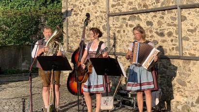 Bild: Stadt Schönsee/exb
Auftakt mit den "Z`s": Das Trio sorgte für gute Musik und gute Laune.