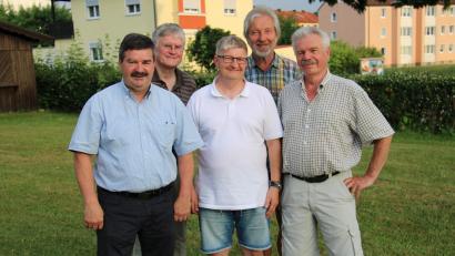 Bild: prh
Helmut Grünbauer (links) wurde erneut zum Vorsitzenden des Kreisverbands Neustadt a.d.Waldnaab im Verband Wohneigentum gewählt. Ihm zur Seite stehen Claus Zille, Gerhard Deinzer, Arthur Weber und Franz Bringer (von links).