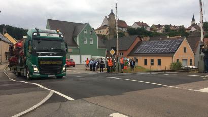 Bild: ihl
Der Behutsamkeit des Testfahrers ist es geschuldet, dass der Tieflader unbeschadet über den Bahnübergang in Nabburg kommt.