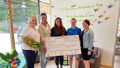 Bild: Kerstin Bethke/exb
Bei der Spendenübergabe (von link): Julia Graml von der Kita, Vorsitzende Anne Wagner, die Beisitzerinnen Stefanie Seger und Sandra Drechsler (alle Amberger Kinder helfen) sowie Kita -Leiterin Manuela Mayer.