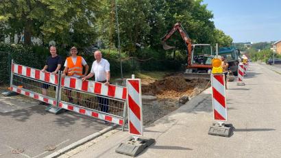 Bild: Anja Jäger/exb
Bauamtsmitarbeiter Stefan Schiedermeier, Günter Birner und Bürgermeister Roland Strehl (von links) freuen sich über den Baufortschritt an der Bushaltestelle vor dem AWO-Seniorenheim.