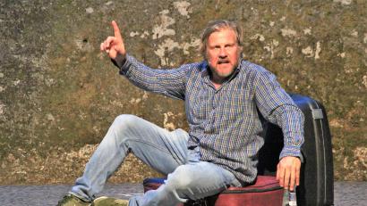 Bild: stg
Martin Luding lieferte als "Caveman" eine erfrischende und mitreißende Vorstellung bei den Luisenburg-Festspielen. Nur ein Unwetter bremste ihn schließlich aus.