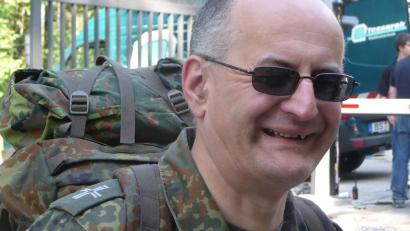 Bild: Archiv Berzl/exb
Pfarrer Alois Berzl im Jahre 2011 als Militärpfarrer bei der Gebirgsausbildung in Bad Reichenhall. Der Priester ist viel rumgekommen, war unter anderem auch in Afghanistan im Einsatz.