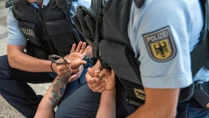 Symbolbild: Bundespolizei 
Zwei gesuchte Straftäter gehen der Bundespolizei Waidhaus ins Netz.