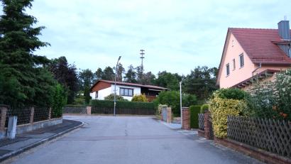 Bild: Hirsch
Im Schwarzenfelder Ortsteil Traunricht steht inzwischen der BOS-Mast (Mitte) zur Versorgung der Blaulicht-Organisationen. Der Standort am Kulchberg würde sich auch sehr gut für eine Mobilfunkanlage eignen.