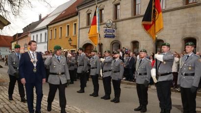 Archivbild: bey
Die Gelöbnisfeier der Bundeswehr auf dem Marktplatz gehört zu den besonderen Ereignissen der Patenschaft der Stadt mit der jetzigen 5. Kompanie des Panzerbataillons 194.
