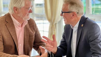 Bild: Eichl
In Steuerzahlerfragen einer Meinung: der wiedergewählte Regionalverbandsvorsitzende Reinhold Wildenauer (rechts) und Verbandspräsident Rolf von Hohenhau.