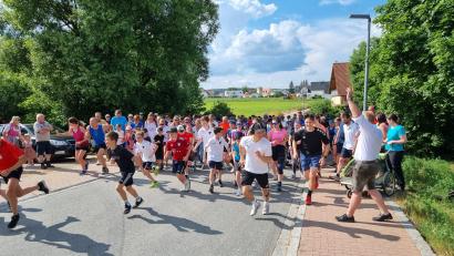 Bild: ads
Die Teilnehmer am Schnaittenbacher Bürgerlauf sporteln für einen guten Zweck