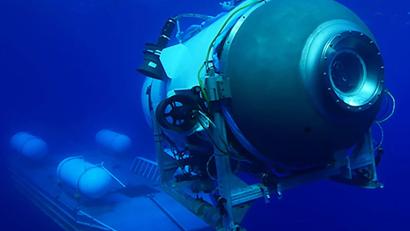 Bild: Oceangate Expeditions/dpa
Dieses undatierte von OceanGate Expeditions herausgegebene Foto zeigt das Tauchboot "Titan", das von seiner Plattform aus startet.