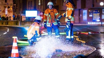 Bild: Moritz Frankenberg/dpa
Einsatzkräfte der Feuerwehr pumpen in Braunschweig Regenwasser aus einem Keller.