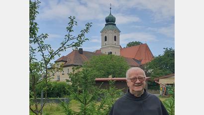 Bild: mas
Im Klostergarten hat sich Bruder Czeslaw, die gute Seele im Konvent, immer wohl gefühlt. Den Birnbaum (links) hat er aus dem Obstgarten seines Vaters in Polen mitgebracht und selbst veredelt. Die Nadelbäume hat er ebenfalls selbst gepflanzt - als Vorrat für die alljährlich benötigten Christbäume.