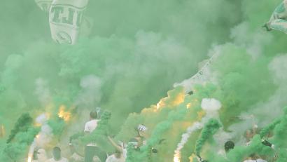 Bild: Daniel Karmann/dpa/Archivbild
Fürther Fans brennen Pyrotechnik ab.
