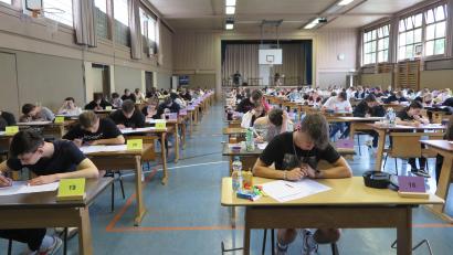 Bild: jzk
Für 127 Realschüler begannen am Mittwoch in der Realschulturnhalle die Abschlussprüfungen 2023.