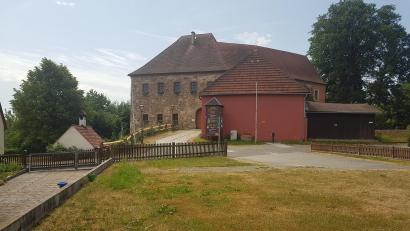 Bild: gi
Werden die E-Ladestationen auf dem Schlossparkplatz oder auf dem Kirchplatz in Burgtreswitz errichtet?