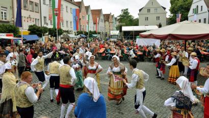 Bild: Karin Wilck
Die Trachten der Folkloregruppe "Li Pistacoppi" täuschen. Die jungen Leute aus Macerata können auch richtig rocken und Party feiern. Ihre Auftritte sind inzwischen ein fester Bestandteil des Programms, wenn Weidener und Maceratesi beim Bürgerfest zusammenkommen.