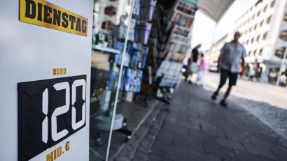 Bild: Oliver Berg/dpa
Ein Schild mit der Aufschrift „Dienstag - Rund 120 Mio. €“ steht vor einem Tabak- und Zeitschriften-Geschäft.