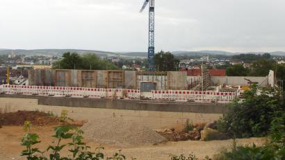 Bild: e
Als „die sicherlich größte Investition in der Geschichte der Gemeinde“ hat Bürgermeister Roland Strehl den Neubau der Kita St. Raphael in Kümmersbruck bezeichnet. Derzeit ruhen die Arbeiten.