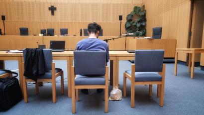 Bild: scm
Der 23-Jährige sitzt mit Fußfesseln auf der Anklagebank. Seit dem letzten Verhandlungstag vergangener Woche befindet er sich auch in Untersuchungshaft.