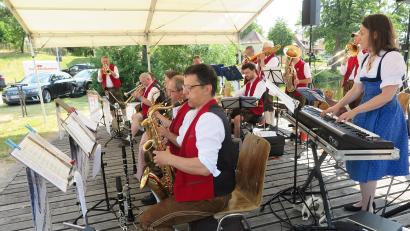 Bild: jzk
Norbert Lodes (links, stehend) begeisterte nicht nur als Dirigent und Trompeter, sondern auch als Moderator beim Konzert „seiner“ Juramusikanten auf der Seebühne.