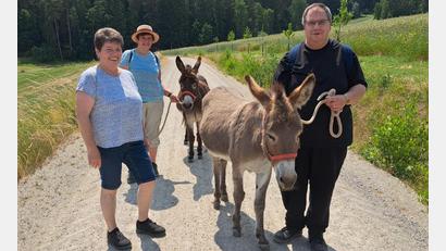 Bild: Pfarrgemeinderat Schwarzhofen/exb
Pfarrer Markus Urban genoss die Wanderung mit Monika Paumer, Gisela Plößl und natürlich mit den Eseln Peter und Gerd.