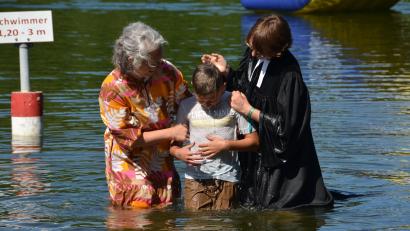 Bild: dob
Ein vollkommen neues Erlebnis für den Täufling als auch für die Paten und Stadtpfarrerin Carmen Riebl.