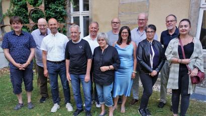 Bild: tra
Direktor Pater Ulrich Schrapp und Bürgermeister Hans Ram (Zweiter und Dritter von links) wünschten den Ensdorfer Künstlern zur Jubiläumsausstellung viel Erfolg.