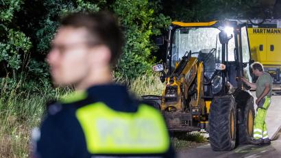 Bild: Philipp Schulze/dpa
Der in den Unfall verwickelte Radlader wird abgeschleppt.