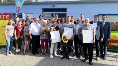 Bild: mor
Die Druckerei Hutzler feiert 75-jähriges Jubiläum. Innungsobermeister, Ehrengäste und die Politik gratulieren. Johann Hutzler, Alexander Kohl und Christa Biller (vorne von rechts mit Urkunden) erhielten Ehrungen der Industrie- und Handelskammer.