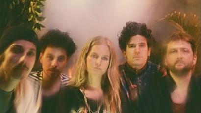 Bild: Annika Weinthal/exb
Dota tritt mit ihrer Band im Sulzbach-Rosenberger Kultursommer auf.
