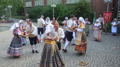 Bild: fz
Italienische Fröhlichkeit vor dem Rathaus am Beginn des Festaktes 60 Jahre Weiden und Macerata.