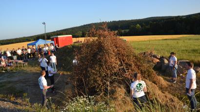 Bild: gi
Pfarrer Klösel segnete das Feuer, das mit den Fackeln von den Jugendlichen entzündet wurde.