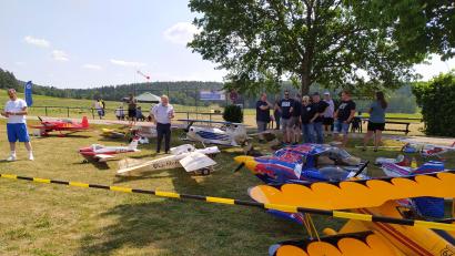 Bild: S, Holzgartner/exb
Teilnehmer und Modelle des Viertaktertreffens des MSC-Naabtal e.V. Pfreimd anlässlich des 40 jährigen Gründungsfestes.
