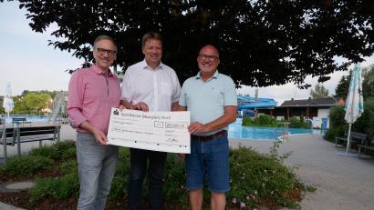 Bild: hmr
Einen Scheck über 20.000 Euro überreichte Zweiter Vorsitzender Bernhard Lux zusammen mit Drittem Vorsitzenden Stadtbaumeister Hubert Siller (von rechts) vom Förderverein Freibad Waldsassen an Bürgermeister Bernd Sommer zur Attraktivitätssteigerung des Egrensis-Freibades.