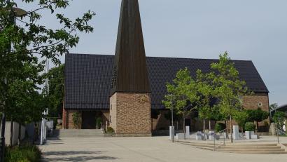 Bild: Houschka
Die Pfarrkirche St. Albertus Magnus gehört seit sechs Jahrzehnten zum Ortsbild von Dürnsricht. Sie wurde am 30. Juni 1963 durch den damaligen Regensburger Bischof Rudolf Graber geweiht. Bis das Gotteshaus entstand, hatte es langer Vorarbeiten bedurft.
