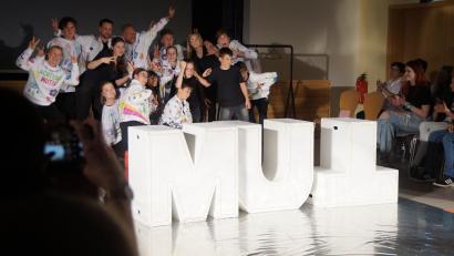 Bild: wel
„Mut“ war, mit Großbuchstaben dargestellt, das beherrschende Thema des neuen Stücks der Ovigo-Theatergruppe.