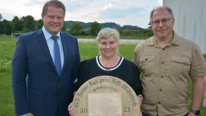 Bild: jr
Die von Bürgermeister Stefan Grillmeier (links) gestiftete Jubiläumsscheibe anlässlich des 125. Geburtstags der Königlich Privilegierten Schützengesellschaft Mitterteich hat Petra Franke gewonnen. Dazu gratulierte auch Schützenmeister Peter Süß.