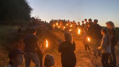 Bild: KLJB Letzau/exb
Mit Fackeln durften die Besucher das Johannisfeuer entzünden.