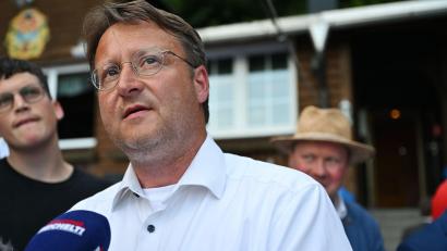 Bild: Martin Schutt/dpa
Der Wahlsieger des Thüringer Kreis Sonneberg, Robert Sesselmann (AfD), in einem Interview.