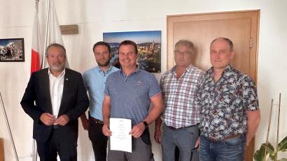 Bild: Marko Pammer/exb
Nabburgs Bürgermeister Frank Zeitler (links) gratulierte Christian Kurz (Mitte) zur erfolgreich absolvierten Prüfung zum Abwassermeister.