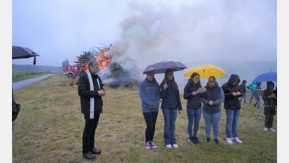 Bild: fvo
Pfarrer Norbert Götz segnet bei Regen das Johannisfeuer bei Woppenrieth