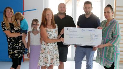 Bild: lst/exb
Stefanie Sperrer (rechts), Vorsitzende des Weidener Vereines „Just Friends e. V.“,, übergibt an die Leiterin des St.-Michael-Kindergartens, Iris Widmann (Vierte von links.), eine Spende von 500 Euro.