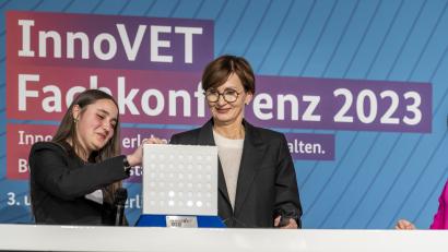 Bild: Bundesinstitut für Berufsbildung/Ralf Rühmeier/exb
Auf einer Fachkonferenz stellte Realschülerin Hanna Roth der Bildungsministerin Bettina Stark-Watzinger ein besonderes "Vier-gewinnt-Spiel" vor.