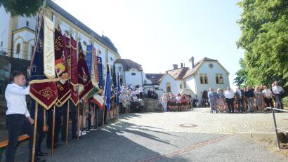 Bild: bey
Die Fahnen der Pleysteiner Vereine bieten einen würdigen Rahmen für den Festgottesdienst.